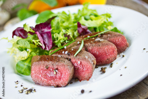 Photo: Lammlachse mit Salat Lammlachse mit Salat