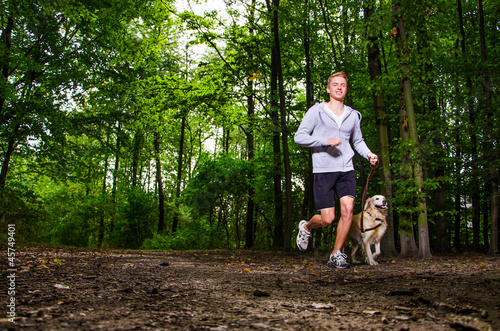 Photo: mann geht mit seinem hund joggen mann geht mit seinem hund joggen