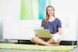 Foto: junge frau surft im internet junge frau surft im internet