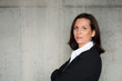 businessfrau mit verschränkten armen