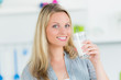 junge frau hat ein glas milch in der hand