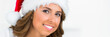 hübsche junge frau mit weihnachtsmütze