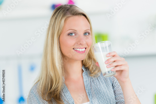 Photo: junge frau hat ein glas milch in der hand junge frau hat ein glas milch in der hand