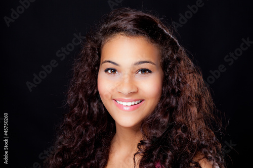 Photo: portrait einer jugendlichen mit naturlocken portrait einer jugendlichen mit naturlocken