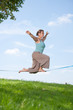 Junge Frau auf Slackline