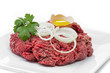 Hackfleisch mit Zwiebelringen, Petersilie und Ei
