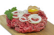 Hackfleisch mit Zwiebelringen, Petersilie und Ei