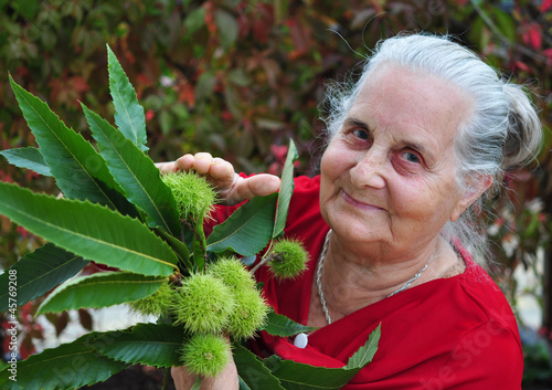 Photo: Seniorin mit Kastanien Seniorin mit Kastanien