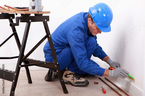 Photo: portrait of a man taking measures portrait of a man taking measures