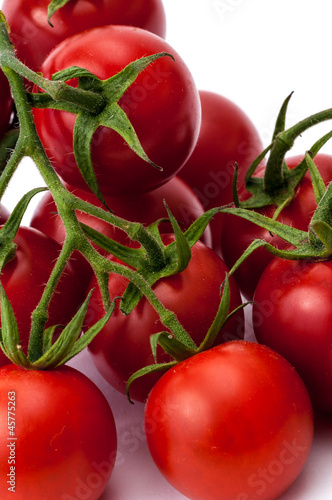 Photo: Ein paar Cherrytomaten freigestellt vor weissem Hintergrund Ein paar Cherrytomaten freigestellt vor weissem Hintergrund