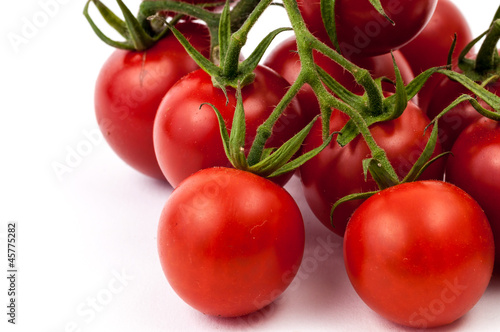 Photo: Ein paar Cherrytomaten freigestellt vor weissem Hintergrund Ein paar Cherrytomaten freigestellt vor weissem Hintergrund