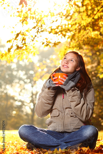 Photo: junge Frau mit Teetasse junge Frau mit Teetasse