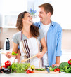 Foto: Happy Couple Cooking Together. Dieting. Healthy Food Happy Couple Cooking Together. Dieting. Healthy Food