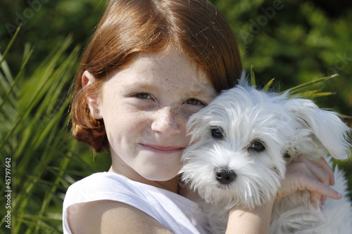 Photo: Jeune fille et son bichon maltais Jeune fille et son bichon maltais