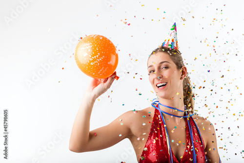 Photo: Frau hat Geburtstag und pusten Luftballon auf Frau hat Geburtstag und pusten Luftballon auf