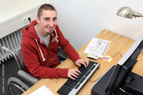 Photo: Rollstuhlfahrer im Büro Rollstuhlfahrer im Büro