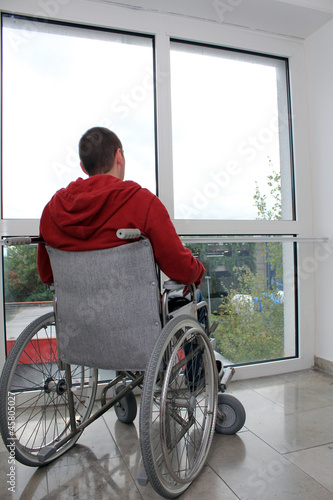 Photo: Rollstuhlfahrer vor Fenster Rollstuhlfahrer vor Fenster
