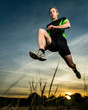 Photo: Springender Mann im Sonnenuntergang Springender Mann im Sonnenuntergang