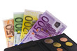 Photo: Euro-Geldscheine und Münzen im Portemonnaie auf Weiß Euro-Geldscheine und Münzen im Portemonnaie auf Weiß