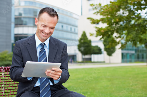 Photo: Geschäftsmann mit Tablet PC im Park Geschäftsmann mit Tablet PC im Park