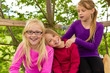 Glückliche Kinder im Garten und lachen