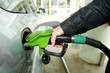 Frau tankt Benzin an Tankstelle - Zapfanlage