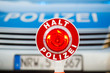 Haltekelle vor Polizeiauto