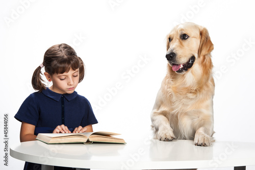 Photo: bimba e cane studiano bimba e cane studiano