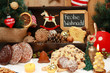 Weihnachtsgebäck und Deko