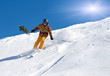 Junger Tiefschneefahrer