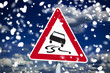 Rotes Schild mit Schleudergefahr und Schnee