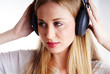 Foto: nice blond woman listening to the music on headphones nice blond woman listening to the music on headphones