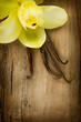 Foto: Vanilla Pods and Flower over Wooden Background Vanilla Pods and Flower over Wooden Background