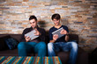 2 Männer spielen per Tablet gegeneinander