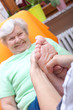 Seniorin erhält eine Fussreflexzonenmassage