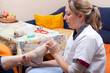 Altenpflegerin pflegt den Fuss einer Patientin