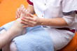 Pflegerin behandelt fuss einer Patientin