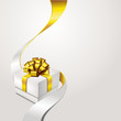 Geschenk mit goldener Schleife