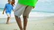 Vídeo: Happy diverse friends practicing soccer on holiday by ocean Happy diverse friends practicing soccer on holiday by ocean