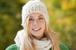 Junge Frau im Herbst