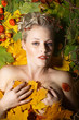 Hübsche Frau mit Herbst Feeling