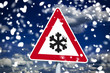 Rotes Schild mit Schneeflocke und Schnee