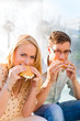 Paar hat Hunger und isst Burger in Pause