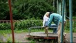 Двое влюблённых кружатся на каруселях в старом парке