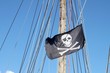 Drapeau pirate hissé dans le gréement d'un voilier