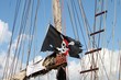 Bannière pirate dans le gréement d'une goélette