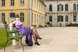 Foto: Frau im Schlosspark Frau im Schlosspark
