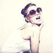 Foto: Fashion portrait of a beautiful young woman wearing sunglasses Fashion portrait of a beautiful young woman wearing sunglasses