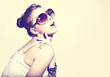 Foto: Fashion portrait of a beautiful young woman wearing sunglasses Fashion portrait of a beautiful young woman wearing sunglasses