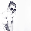 Foto: Fashion portrait of a beautiful young woman wearing sunglasses Fashion portrait of a beautiful young woman wearing sunglasses
